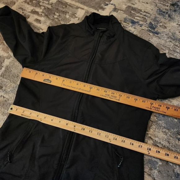 Brooks black running jacket.  Shelter technology.  Full zip.  Women's medium - Picture 14 of 16
